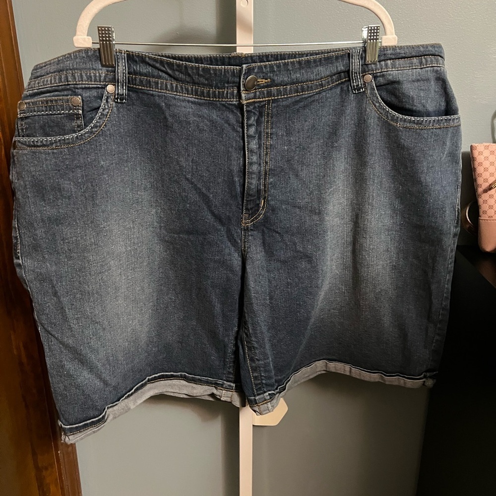 Avenue Demin Dark Blue Denim Distressed Shorts with Cuffed Hemline EUC 26